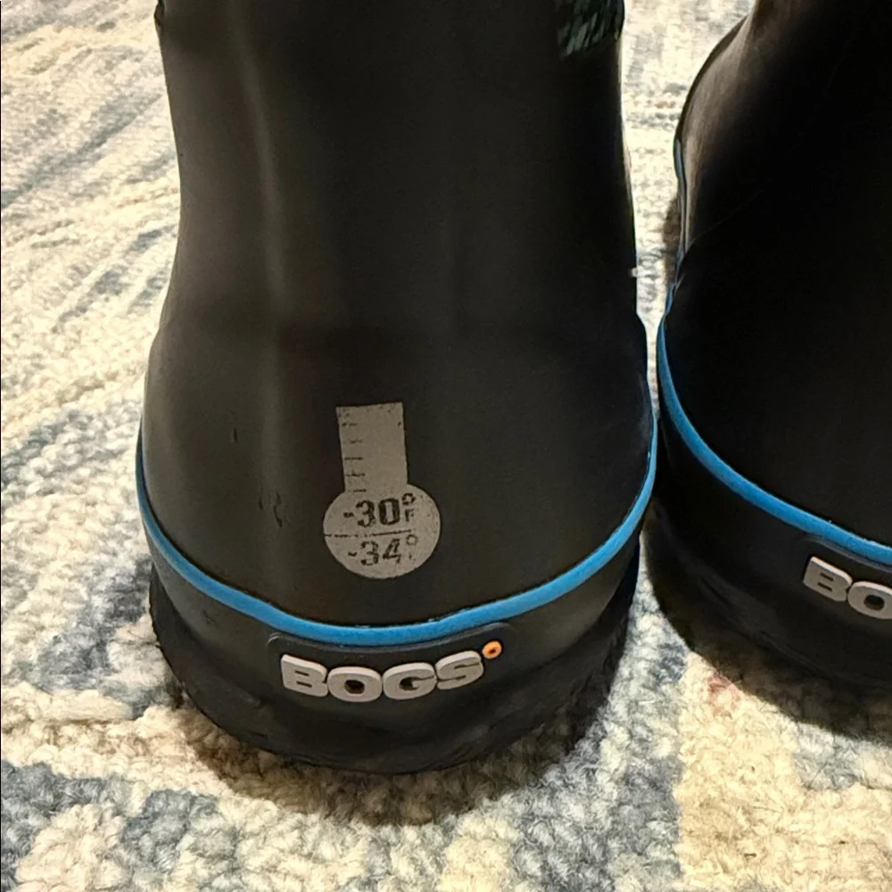 BOGS YOUTH CLASSIC BOOTS- BLACK/ RAINBOW Size 4 (72728-009)